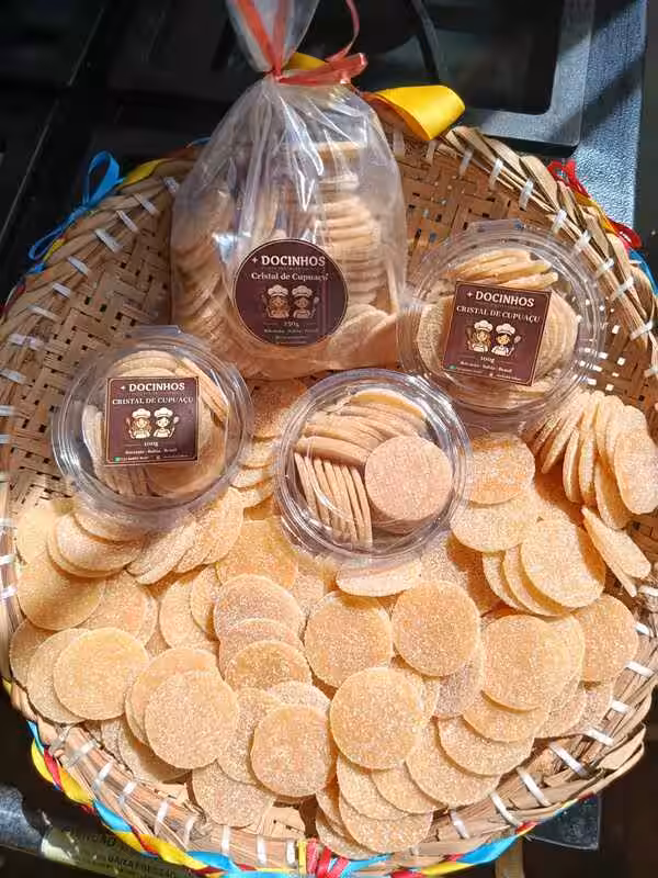 Cristais de cupuaçu artesanais da Mais Docinhos organizados em uma cesta de palha